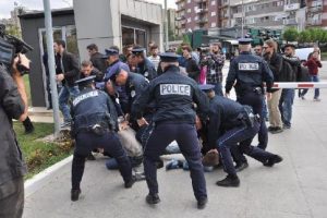 Eylemciler resmi ara&ccedil;ların lastiklerini patlattı