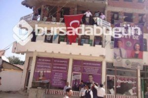 Bursa'da HDP binasına T&uuml;rk bayrağını birlikte astılar