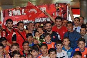 Grekoromen Milli Takımı'na coşkulu karşılama