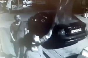 &Uuml;sk&uuml;dar'da T&uuml;rk bayrağına saldırı