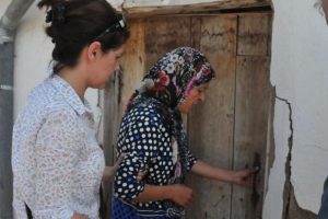 Annesinin yere fırlattığı &ccedil;ocuk &ouml;ld&uuml;