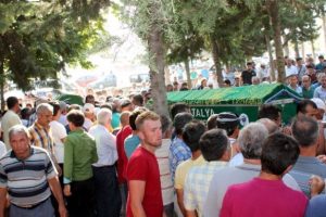 Gazdan zehirlenen kardeşler toprağa verildi