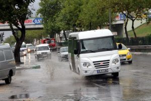 Bursa'da sağanak altında bir de motoru bozulunca...