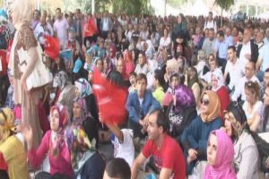 Salona sığmayanlar kongreyi dev ekrandan izliyor