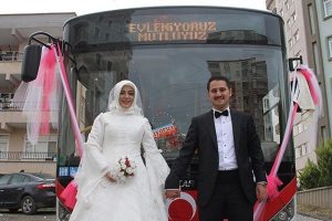 Tanıştıkları halk otob&uuml;s&uuml;n&uuml; gelin arabası yaptılar