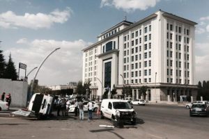 Genel Merkez &ouml;n&uuml;nde kaza: 2 polis yaralı
