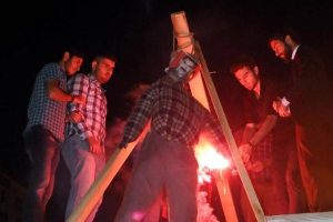 Alperen Ocağı &uuml;yeleri, dar ağacına Abdullah &Ouml;calan'ın fotoğrafının olduğu maketini asıp, yaktılar