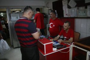 Bursalı esnaftan T&uuml;rk Bayraklı kardeşlik vurgusu