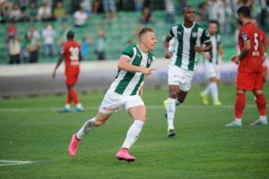 Bursasporlu futbolcular galibiyeti taraftara armağan etti