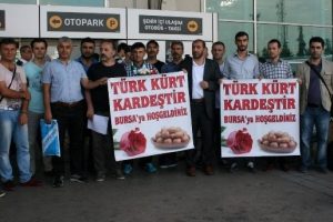 Bursalılardan g&uuml;l ve kestane şekerli kardeşlik mesajı