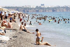 Antalya'da sıcaktan bunalanlar sahile akın etti