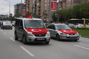 Bursa'da y&uuml;zlerce ara&ccedil; ter&ouml;re tepki i&ccedil;in yollara d&ouml;k&uuml;ld&uuml;