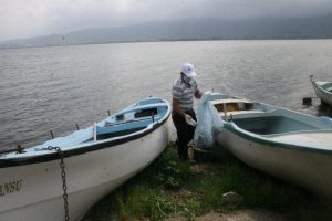 &Ccedil;evre bilinci i&ccedil;in Bursa G&ouml;lyazı'daki &ccedil;&ouml;pleri temizlediler