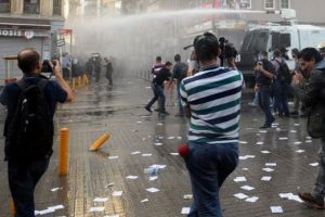 Galatasaray Meydanı'nda polis m&uuml;dahalesi!