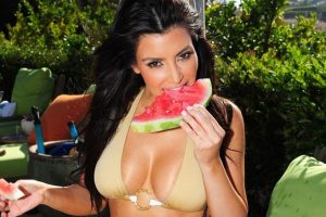 Kim Kardashian giydiği etekle tepki topladı...