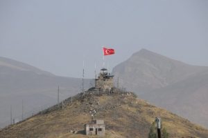 N&ouml;bet kul&uuml;belerine roketatarlı saldırı