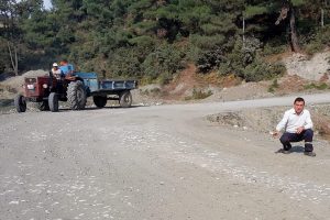 Bursa Orhaneli'nde k&ouml;y yolları k&ouml;stebek yuvasına d&ouml;nd&uuml;!