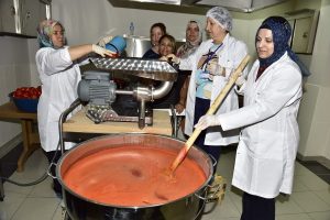 Bursa Yıldırımlı kadınlar kışlık sal&ccedil;ayı belediyede hazırladı