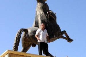 Atat&uuml;rk heykeline &ccedil;ıkıp, ter&ouml;r&uuml; protesto etti