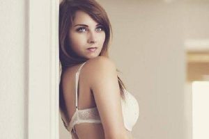 Seksi politikacıdan &ccedil;arpıcı pozlar
