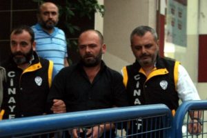 Silahla şakalaşırken arkadaşını &ouml;ld&uuml;ren zanlı adliyeye sevk edildi