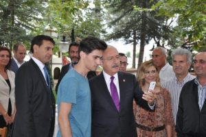 Kılı&ccedil;daroğlu selfie &ccedil;ekerken elleri titreyen hayranına b&ouml;yle yardım etti