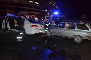 İki otomobil &ccedil;arpıştı: 2 yaralı