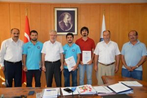 Rekt&ouml;r Ulcay'dan &ouml;d&uuml;lle d&ouml;nen &ouml;ğrencilere tebrik