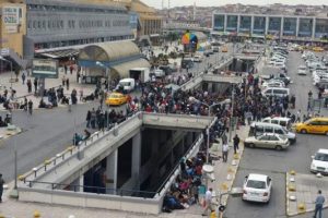Bilet alamayan m&uuml;lteciler İstanbul Otogarı'nda bekliyor