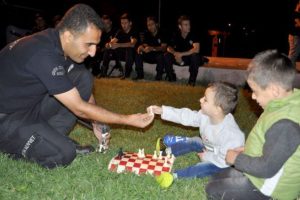 Suriyeli &ccedil;ocuğun renkli satran&ccedil; m&uuml;cadelesi