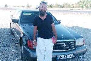 &Ouml;zal'ın arabasına g&ouml;z&uuml; gibi bakıyor
