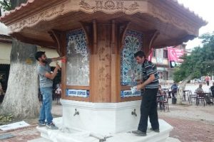 Bursa'da yaptığı &ccedil;eşmenin &ccedil;inilerini kendi elleriyle kırdı