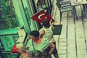 K&uuml;&ccedil;&uuml;k turistin T&uuml;rk bayrağı sevgisi b&ouml;yle g&ouml;r&uuml;nt&uuml;lendi