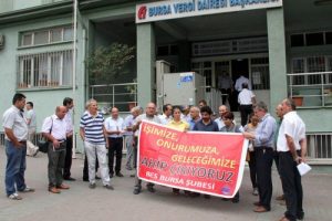 Bursa'da memurlar toplu s&ouml;zleşmeyi yaktı