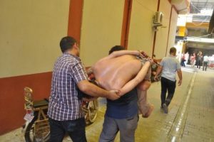 Kendini yakmaya &ccedil;alışırken polis kurtardı