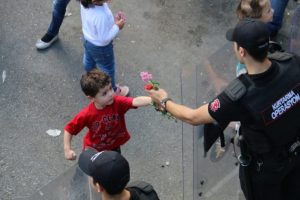 Suriyeli &ccedil;ocuklar polislere &ccedil;i&ccedil;ek verdi