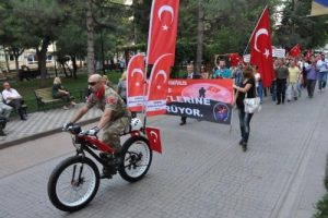 Eskişehir'de berber ve kuaf&ouml;rlerden şehitler i&ccedil;in y&uuml;r&uuml;y&uuml;ş