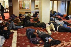 Suriyelilerin İstanbul Otogarı'ndaki bekleyişleri s&uuml;r&uuml;yor