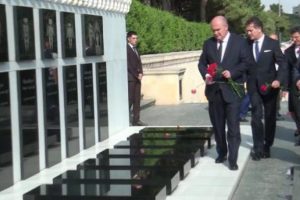 Sinirlioğlu, Aliyev'in mezarını ziyaret etti