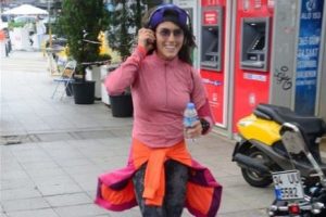 Serenay Aktaş bisikletten d&uuml;şm&uuml;ş...