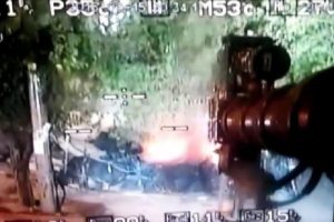 Taşlanmasına rağmen yanan d&uuml;kkanı s&ouml;nd&uuml;rd&uuml;