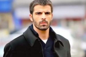 K&uuml;ba'da Mehmet Akif Alakurt r&uuml;zgarı...