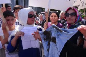 Kadınlar toz bezleriyle isyan etti