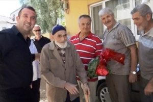 Bursa'da 102'lik delikanlı gelin arabasının &ouml;n&uuml;n&uuml; kesti! Delikanlı başı oldu...