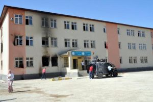 PKK'lılar okulda yangın &ccedil;ıkardı