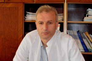 'Kızın &ouml;ld&uuml;' diyen doktor g&ouml;revden uzaklaştırıldı