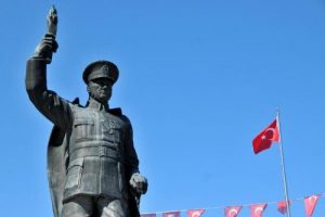 'Atat&uuml;rk Anıtı kaldırılıyor' tartışması