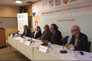 "T&uuml;rkiye'de medya pek &ccedil;ok zorlukla karşı karşıya"