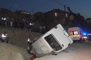 Tarım iş&ccedil;ilerini taşıyan minib&uuml;s takla attı