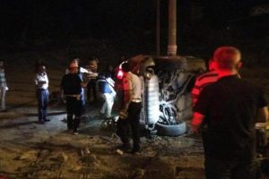 Otomobil yayalara &ccedil;arptı: 4 &ouml;l&uuml;